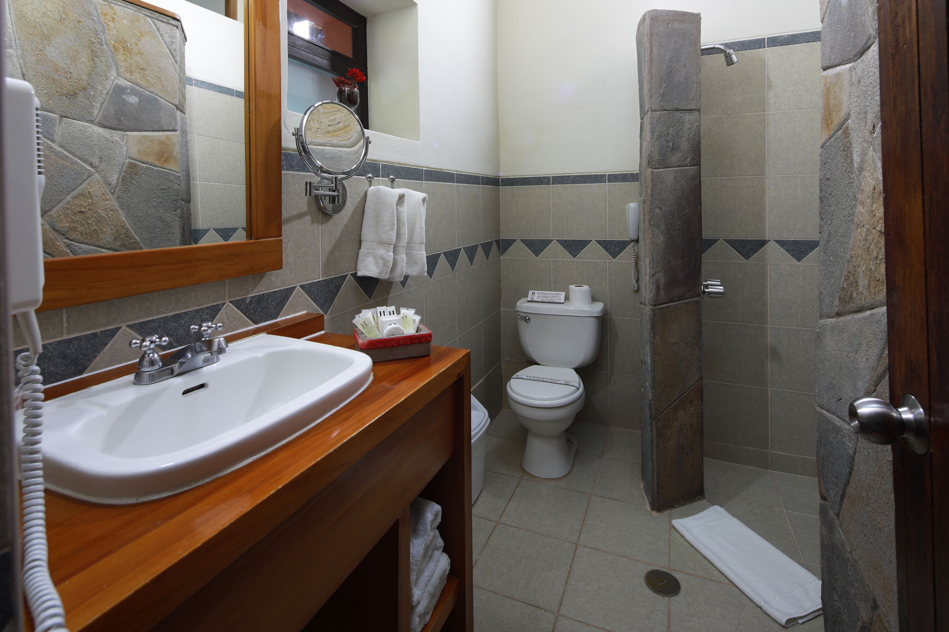 rainfall showerhead, free toiletries, hair dryer, towels