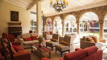 Área de estar no saguão