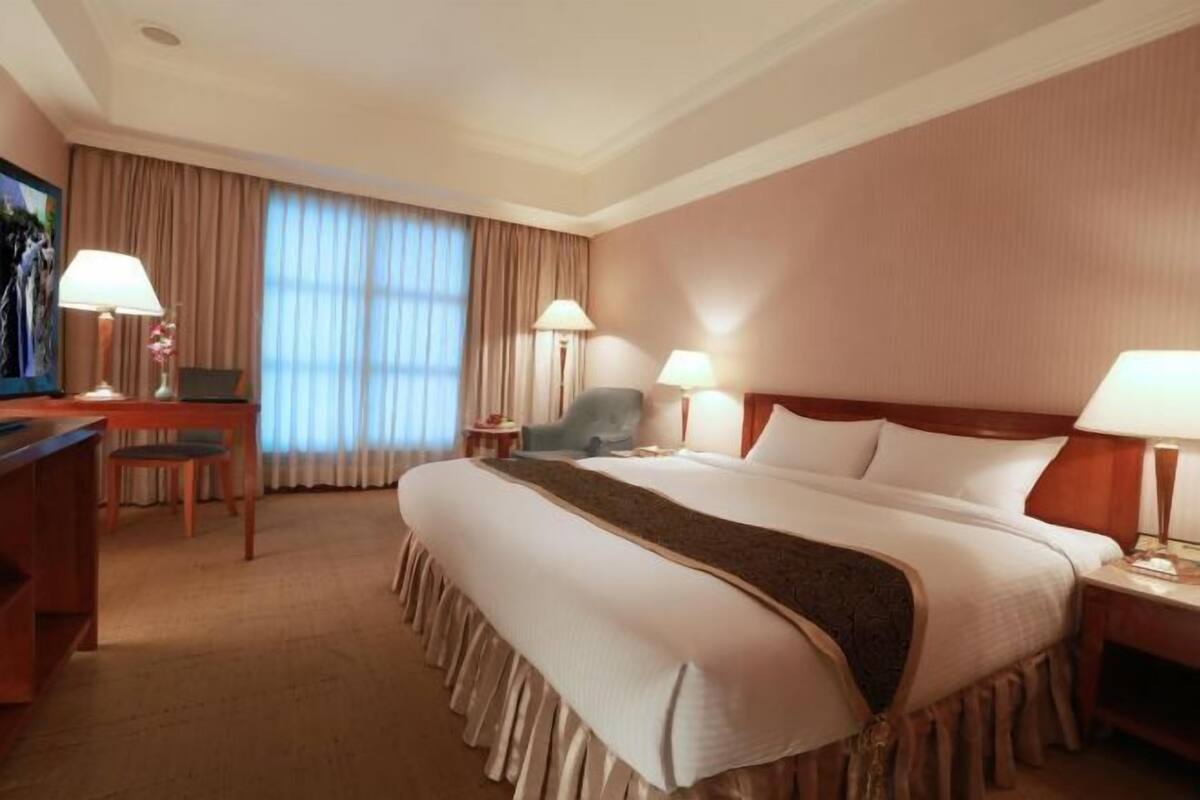 Premium bedding, down comforters, in-room safe, desk