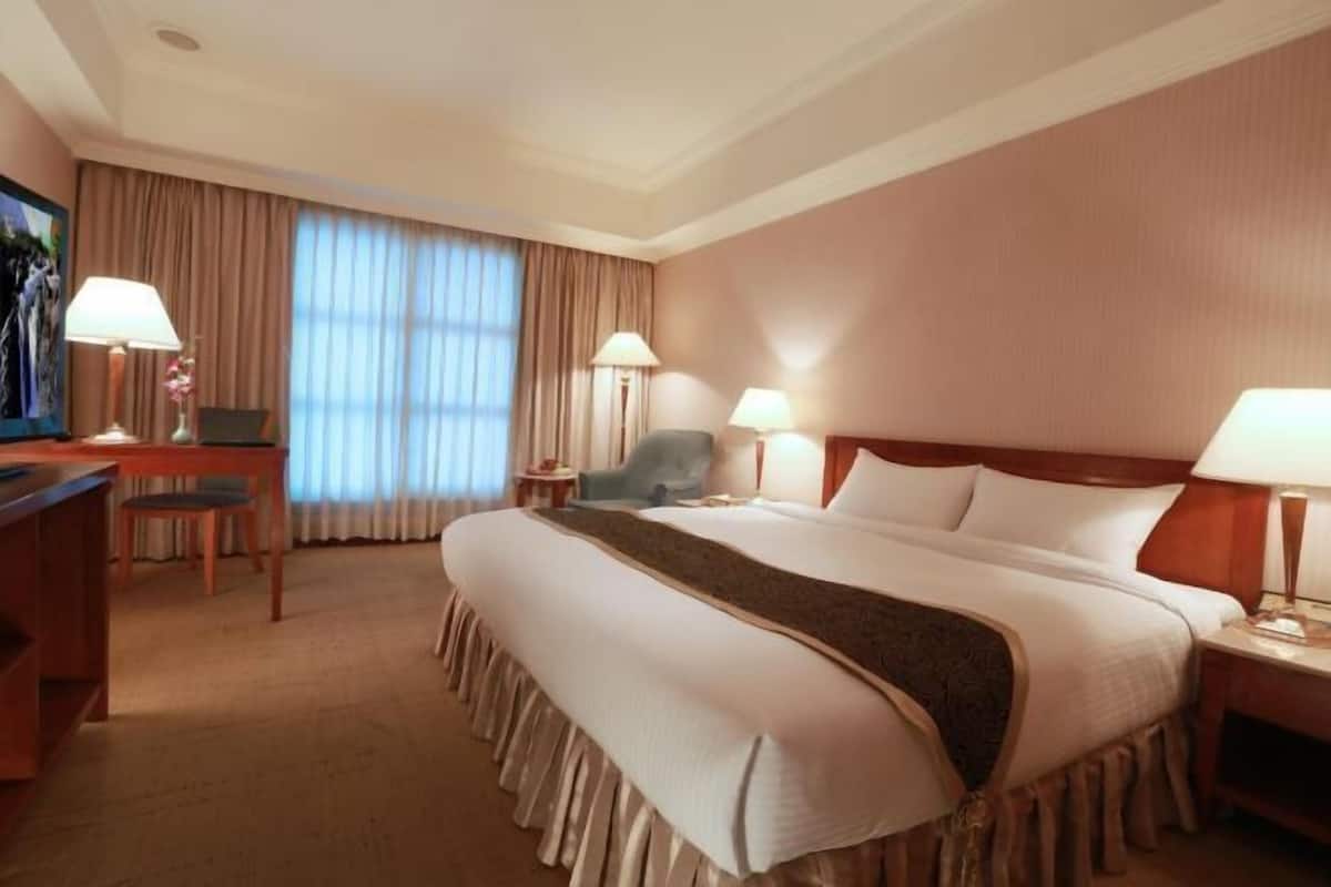 Premium bedding, down comforters, in-room safe, desk