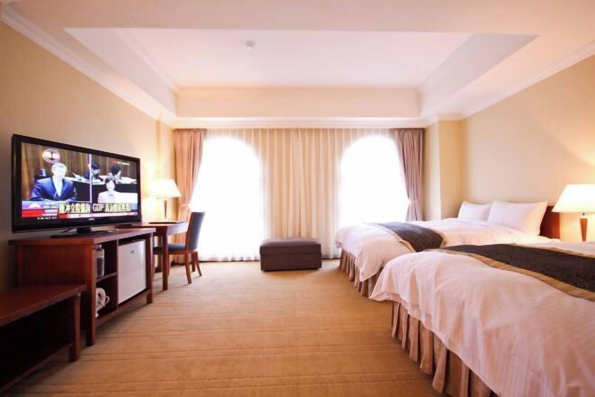 Premium bedding, down comforters, in-room safe, desk