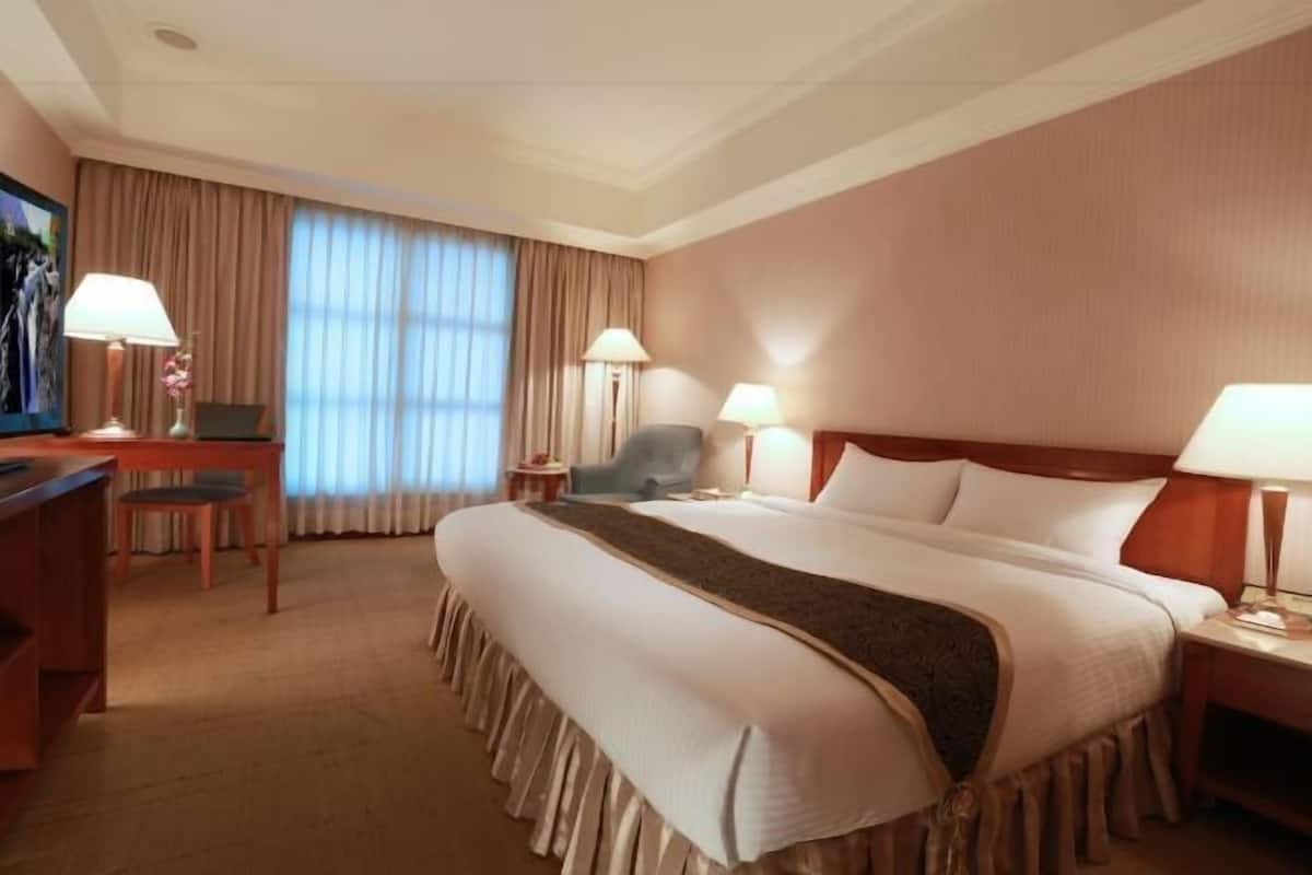 Premium bedding, down comforters, in-room safe, desk