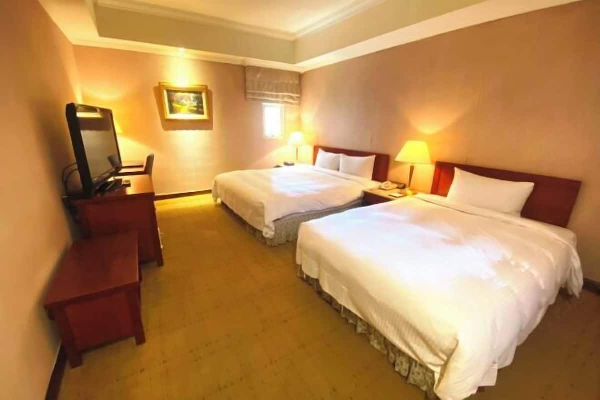 Premium bedding, down comforters, in-room safe, desk