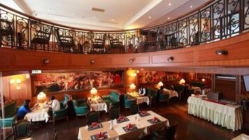 Desayuno buffet (TWD 300 por persona)