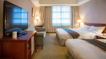 Family Quadruple Room | Premium bedding, down comforters, in-room safe, desk