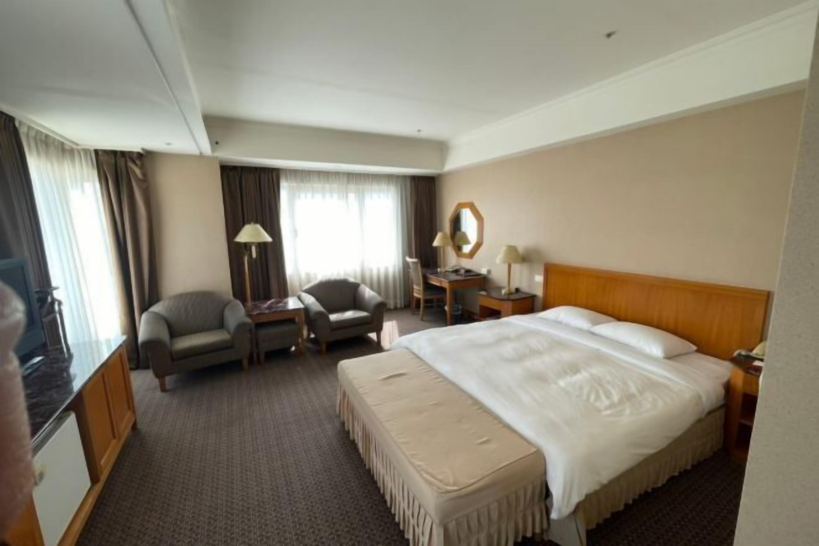 客房内保险箱、办公桌、笔记本电脑工作区、熨斗/熨板