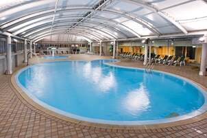 Una piscina techada, una piscina al aire libre de temporada