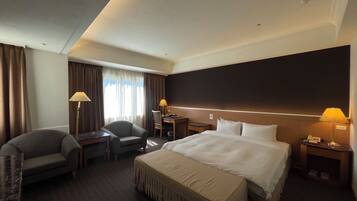 Chambre Simple Deluxe, 1 grand lit | Coffres-forts dans les chambres, bureau