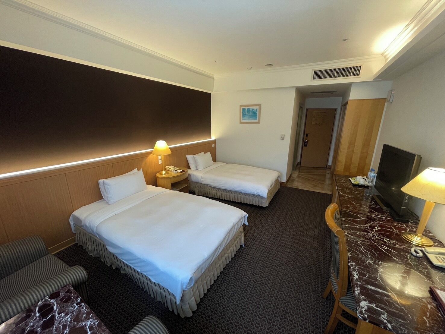 标准双床房, 2 张单人床 | 客房内保险箱、办公桌、笔记本电脑工作区、熨斗/熨板