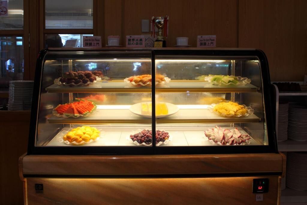 Eine Kühlvitrine mit verschiedenen Speisen.