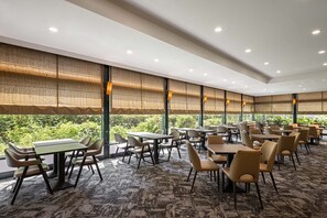 Der serveres frokost og aftensmad