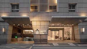 A hotel entrance with a sign reading "Lakeshore Hotel." - Lakeshore Hotel Metropolis (Hsinchu)