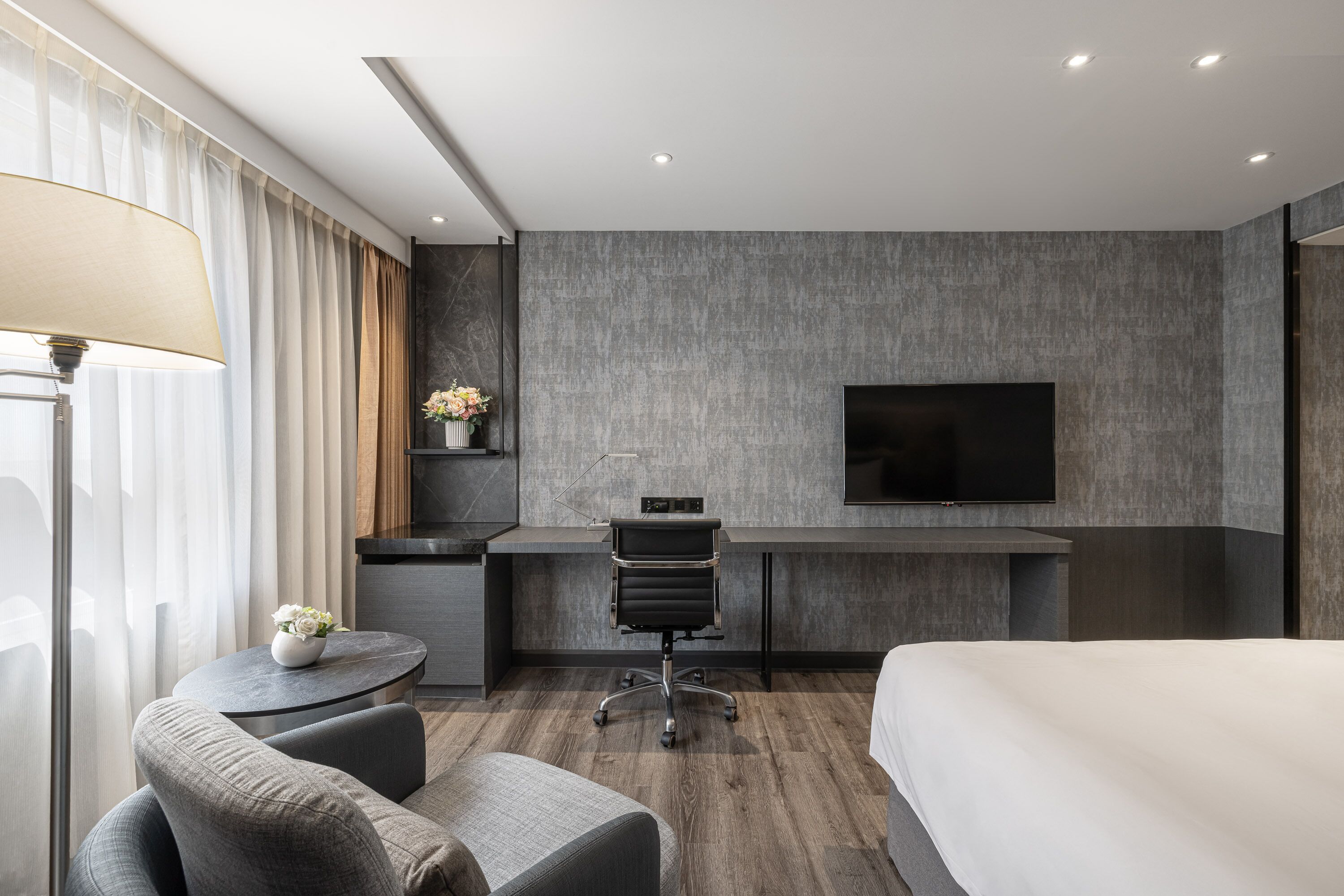 deluxe queen room | minibar, in-room safe, desk, laptop workspace