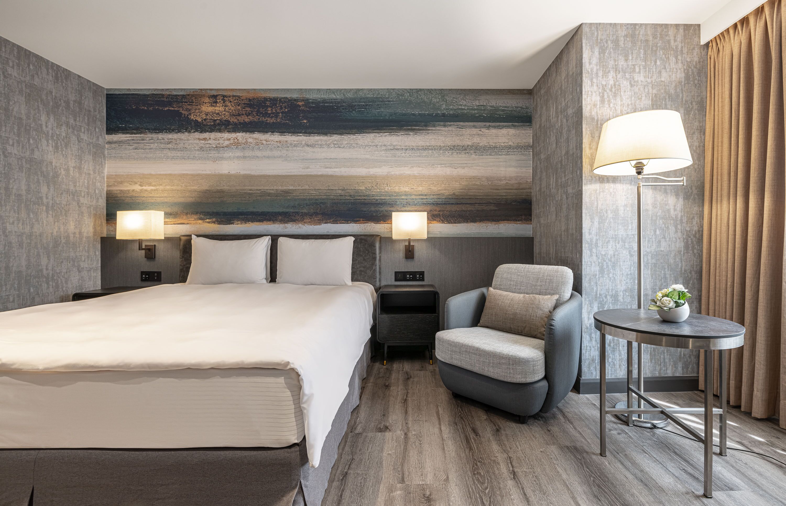 deluxe queen room | minibar, in-room safe, desk, laptop workspace