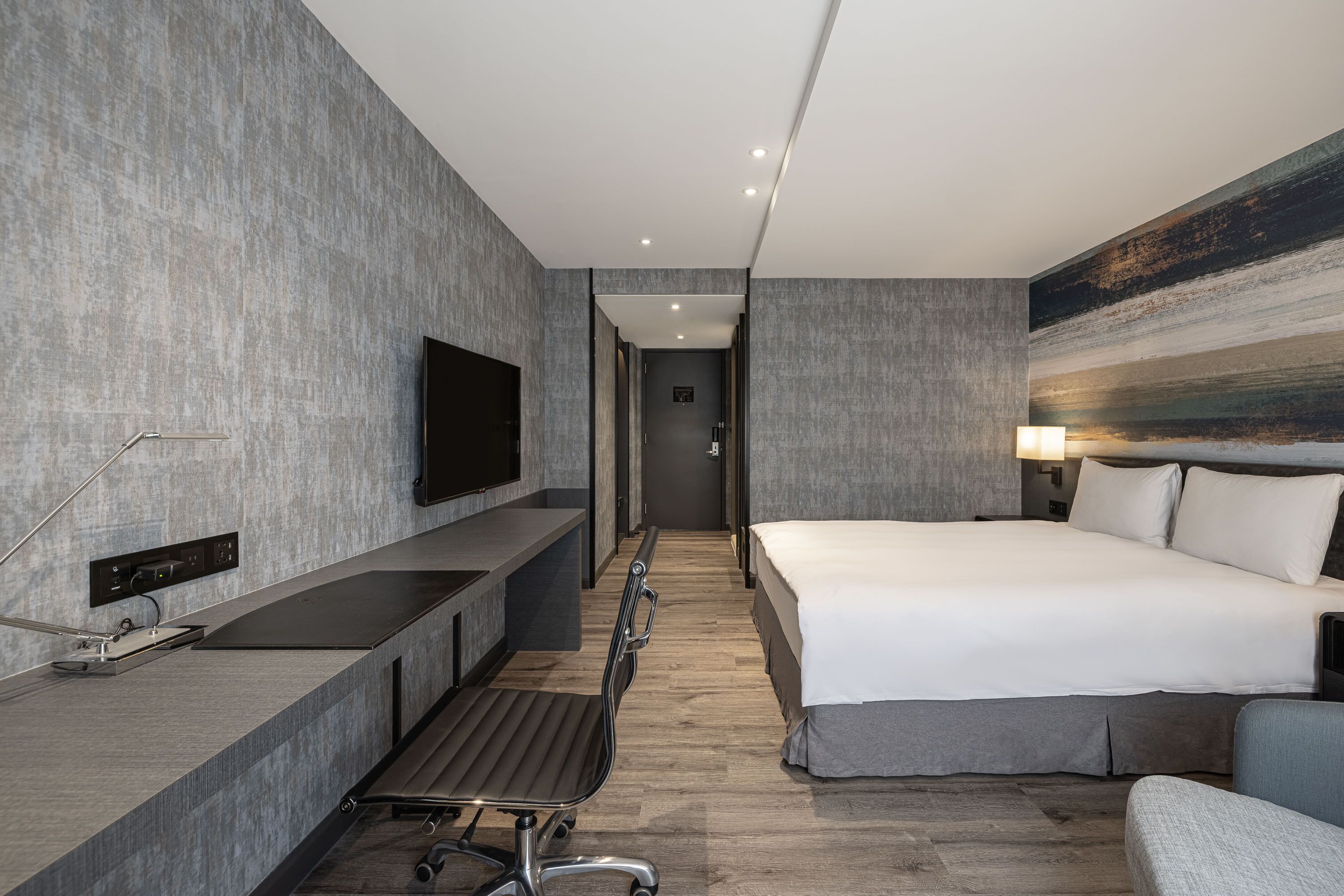 deluxe queen room | minibar, in-room safe, desk, laptop workspace