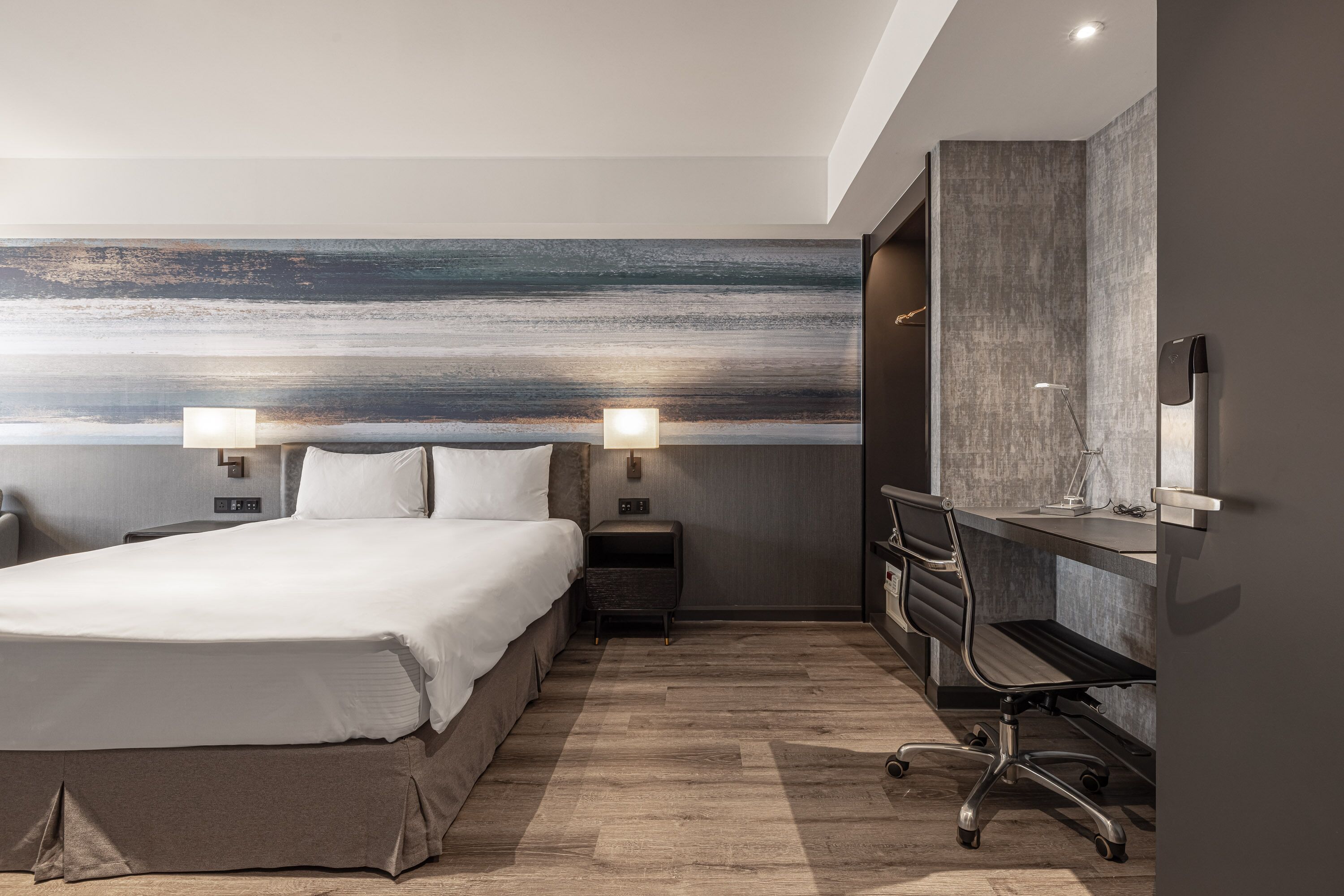 superior queen room | minibar, in-room safe, desk, laptop workspace