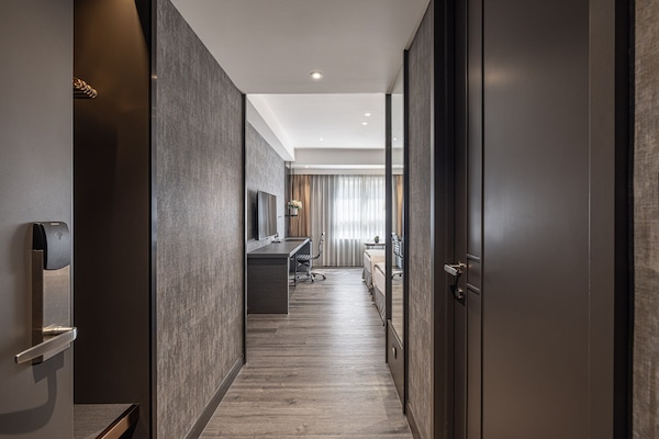 Deluxe Twin Room | 1 bedroom, minibar, in-room safe, desk