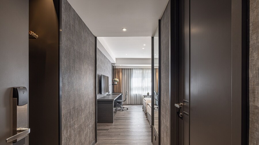 Lakeshore Hotel Metropolis I