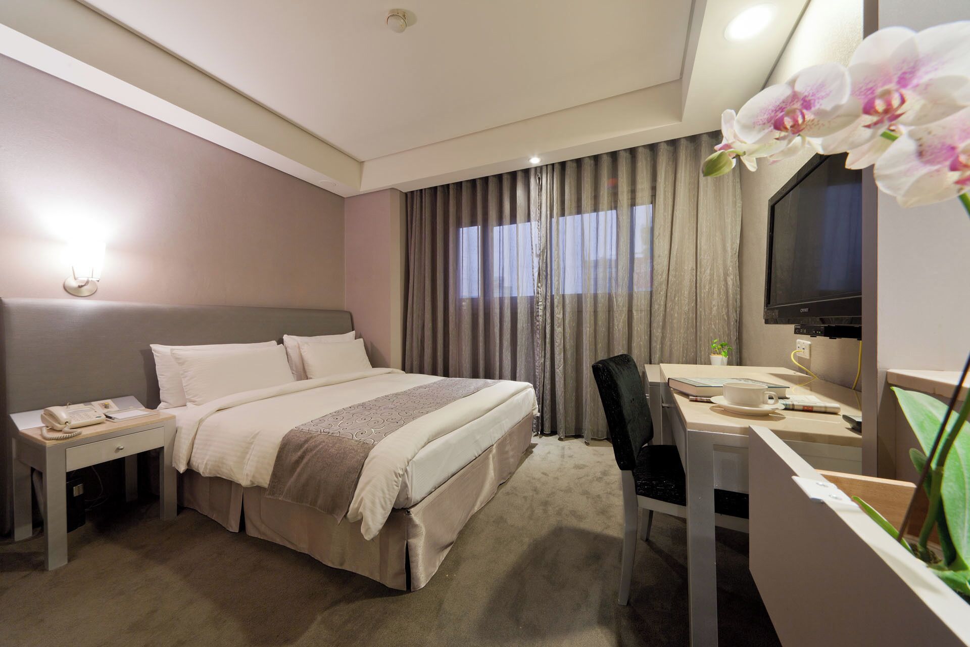Run of House Room for 2 People | Down duvets, blackout curtains, free WiFi, bed sheets