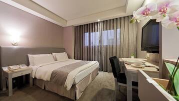 Run of House Room for 2 People | Down duvets, blackout curtains, free WiFi, bed sheets