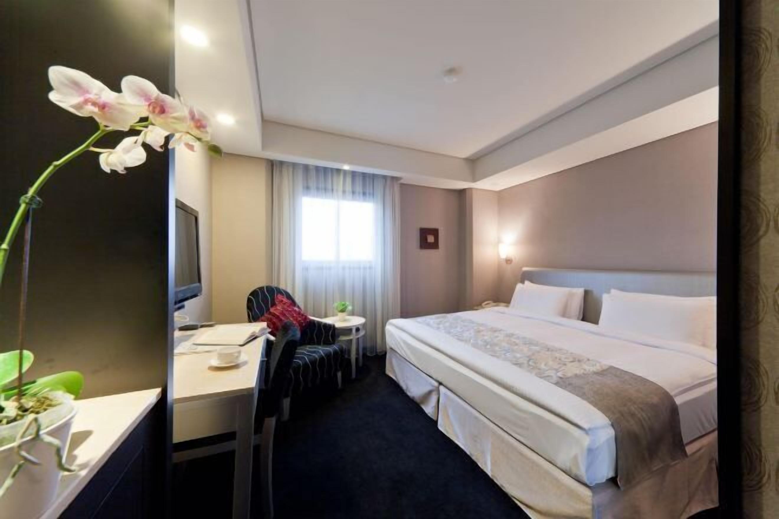 Down comforters, blackout drapes, free WiFi, bed sheets