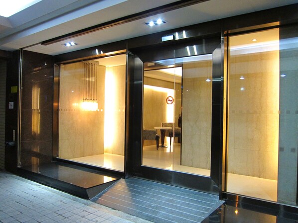 Property entrance - Harbor View Hotel (Keelung)