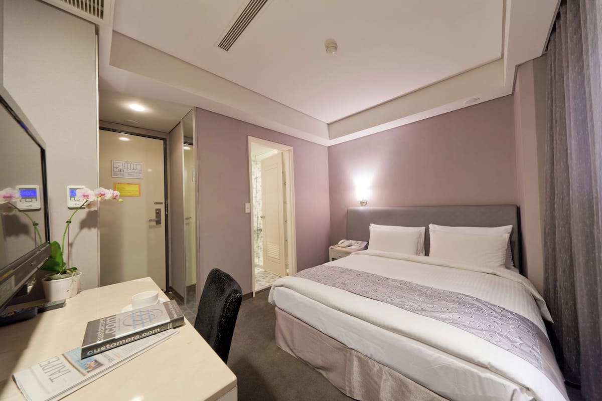 Run of House Room for 2 People | Down comforters, blackout drapes, free WiFi, bed sheets
