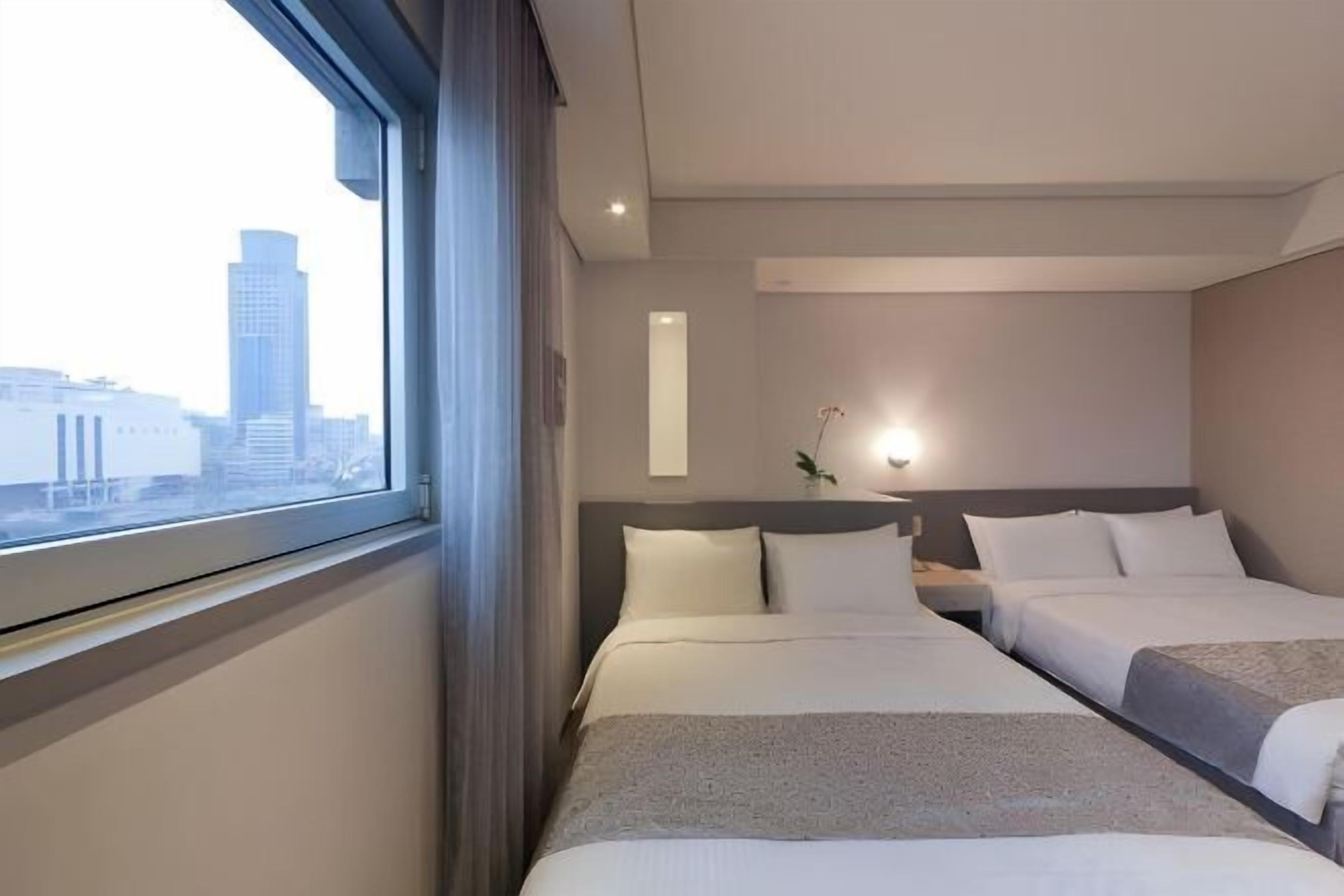 Edredón, cortinas blackout, wifi gratis y ropa de cama 