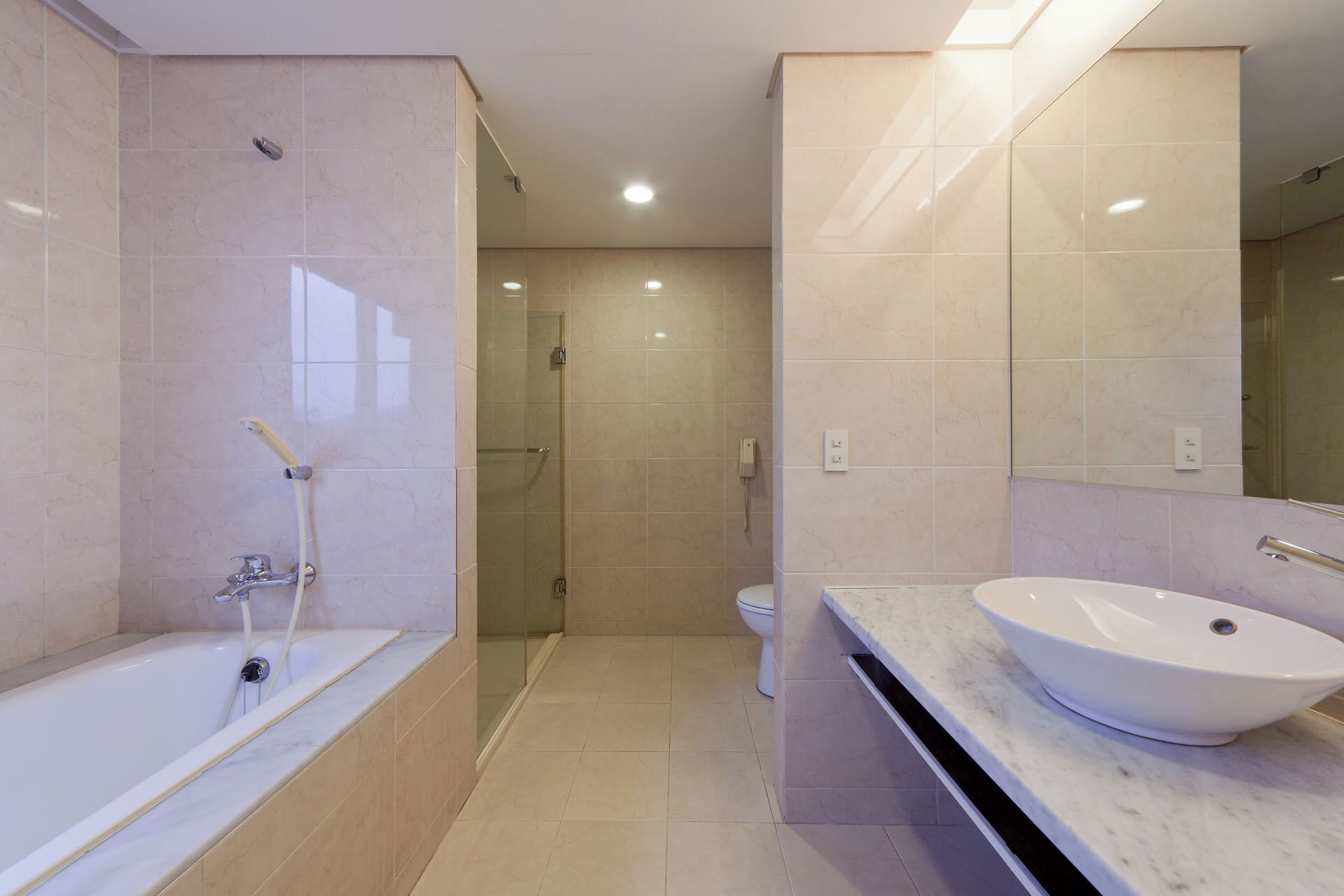 Habitación cuádruple Deluxe | Baño | Secador de pelo y toallas