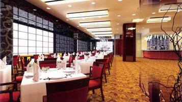 2 restaurants, breakfast served