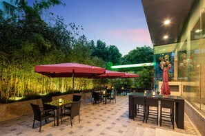 Lobby lounge - Holiday Inn Shanghai Hongqiao Central by IHG (Shanghai)