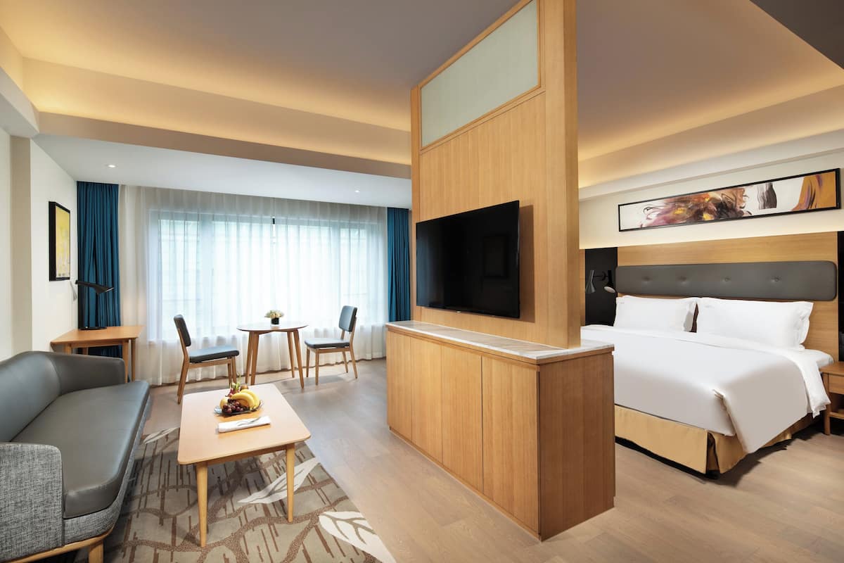 Rom (Additional Living Area) | Allergitestet sengetøy, dundyner, minibar og safe på rommet