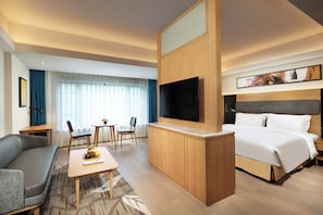 Habitación (Additional Living Area) | Ropa de cama hipoalergénica, edredones de plumas, minibar y caja fuerte