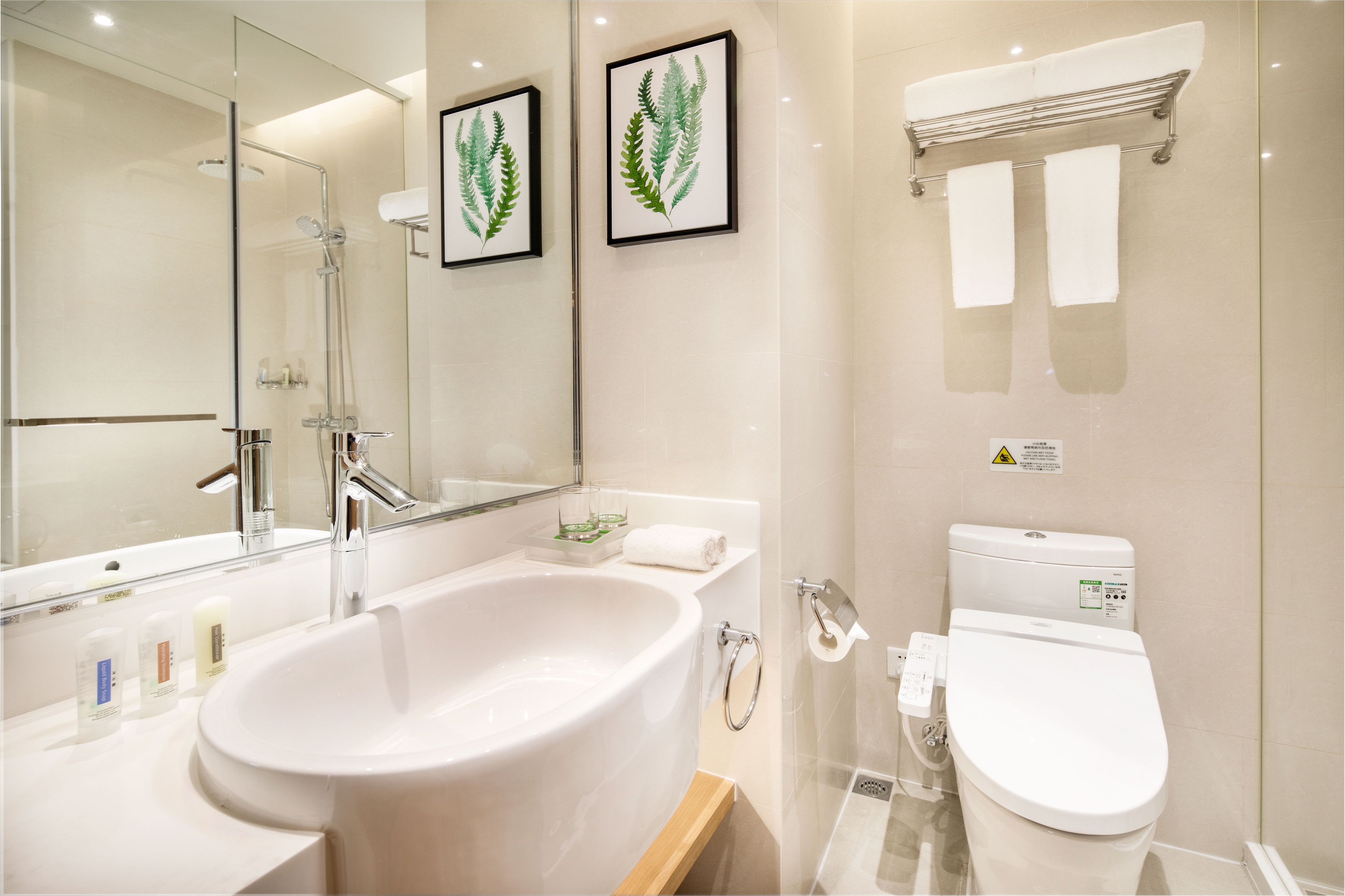 combined shower/bathtub, rainfall showerhead, free toiletries