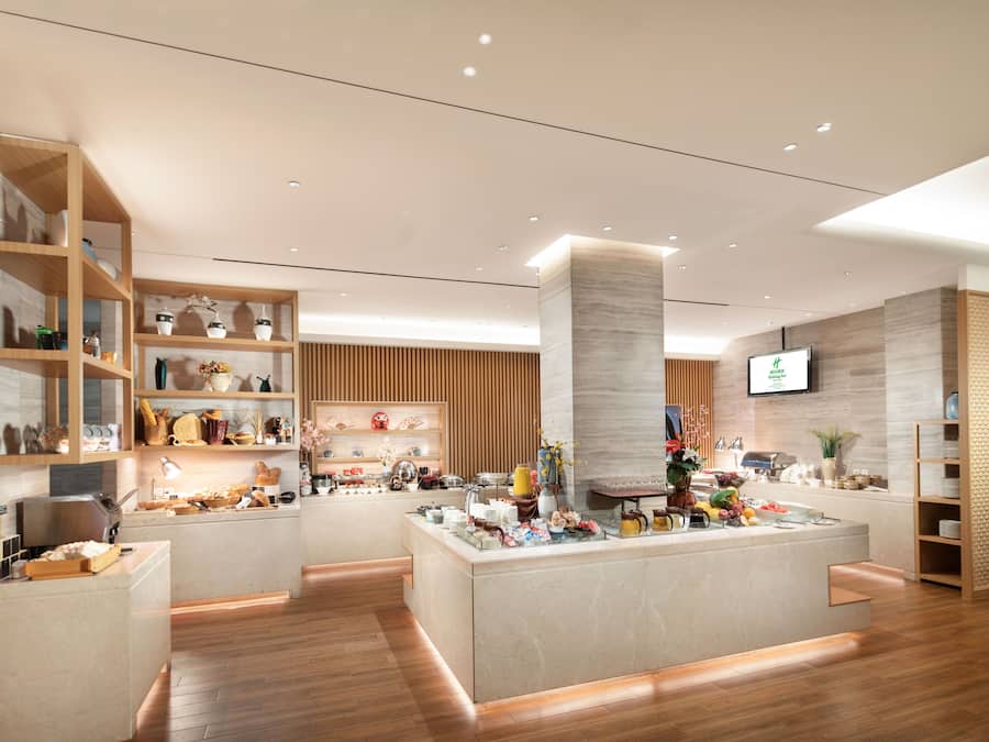 Daily buffet breakfast (CNY 128 per person)