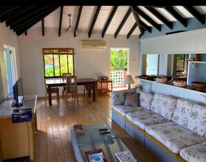 Villa, 2 chambres, en front de plage (Penthouse Suite) | Cuisine privée | Réfrigérateur, micro-ondes, four, plaque de cuisson