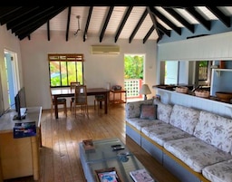 Vila, 2 quartos, de frente para a praia (Penthouse Suite) | Cozinha privada | Geladeira, micro-ondas, fogão, cooktop