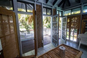 Habitación Deluxe doble, balcón, vistas al mar | Sábanas de algodón egipcio y ropa de cama de alta calidad