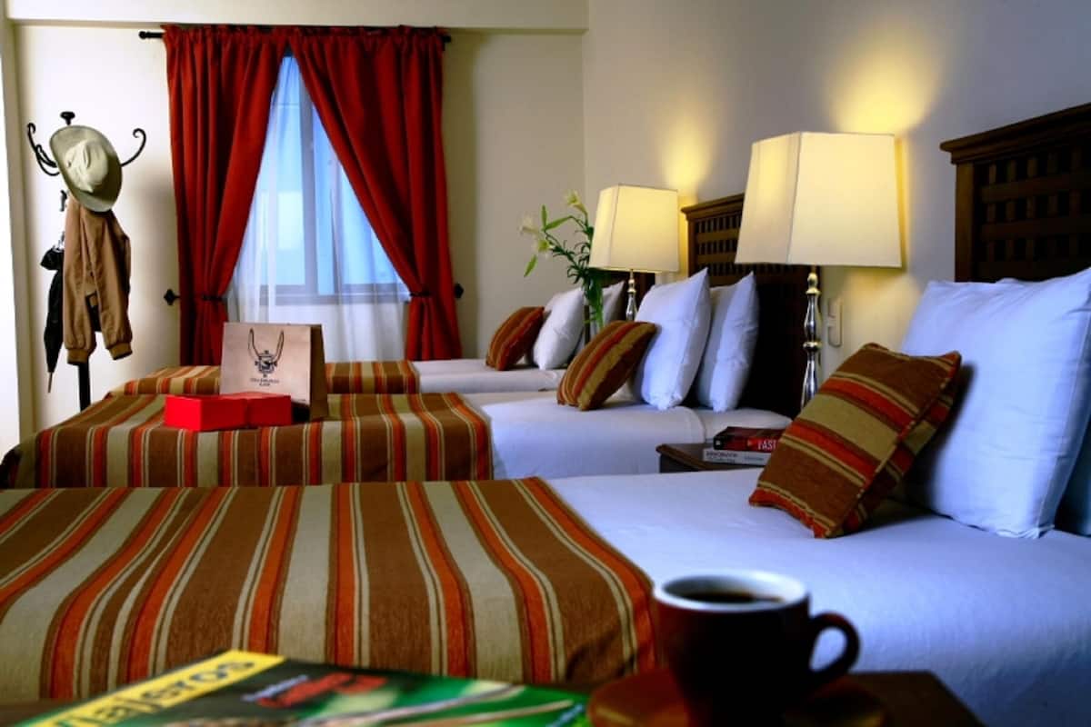 Minibar, in-room safe, desk, WiFi (free)