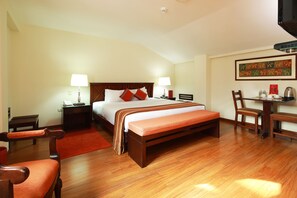 Minibar, caja de seguridad en la habitación y muebles diferentes 