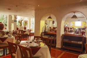 Serveert ontbijt, lunch, diner, lokale gerechten 