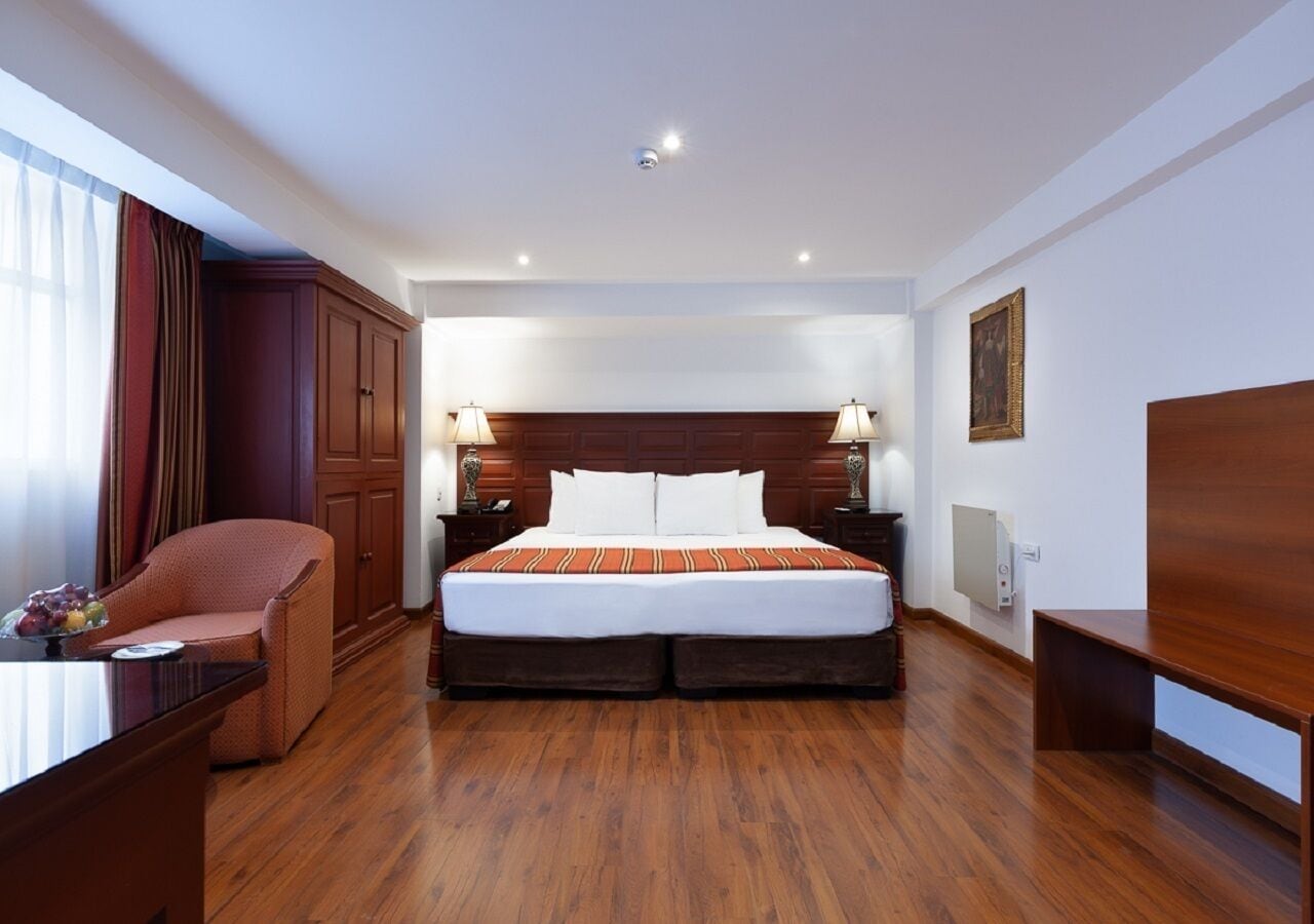 junior suite room with 1 king bed | premium bedding, minibar, in-room safe, desk