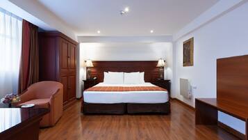 Junior studio suite, 1 kingsize bed | Luxe beddengoed, een minibar, een kluis op de kamer, een bureau