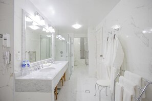 スイート | バスルーム | バスアメニティ (無料)、ヘアドライヤー、タオル
