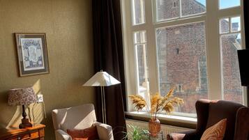 1 slaapkamer, een strijkplank/strijkijzer, babybedden, extra bedden