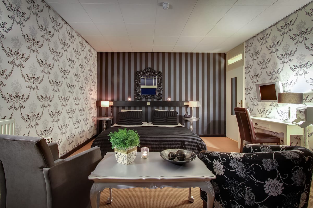 1 slaapkamer, een strijkplank/strijkijzer, babybedden, extra bedden