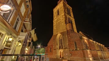 Voorkant accommodatie - avond/nacht