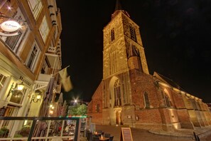 Fachada de la propiedad por la tarde o noche