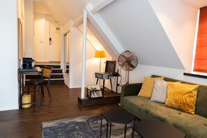 Rom – junior | Sengetøy av topp kvalitet, skrivebord og skrivebord for bærbar PC