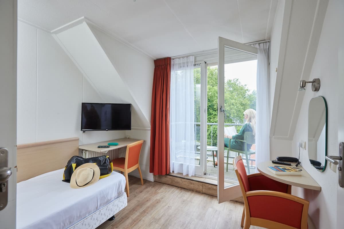 Basic Single Room | Premium bedding, desk, laptop workspace, soundproofing
